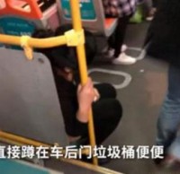 深圳女子坐公交垃圾桶上排泄？網(wǎng)友：事出有因，值得諒解