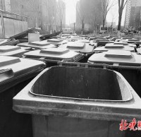 北京小區(qū)物業(yè)垃圾桶堵門，以新?lián)Q舊是好事，掃尾工作也要落實