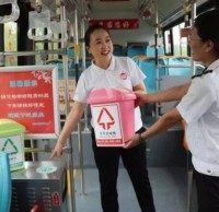 公交車上擺放了分類垃圾桶還做了宣傳欄
