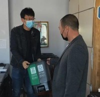 南長(zhǎng)山街道發(fā)放分類垃圾桶，引領(lǐng)垃圾分類新風(fēng)尚