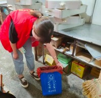 東山社區(qū)開(kāi)展沿街商鋪分發(fā)可回收物分類(lèi)垃圾桶活動(dòng)