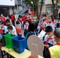 三元坊小學(xué)黨支部參加社區(qū)垃圾分類(lèi)宣傳活動(dòng)